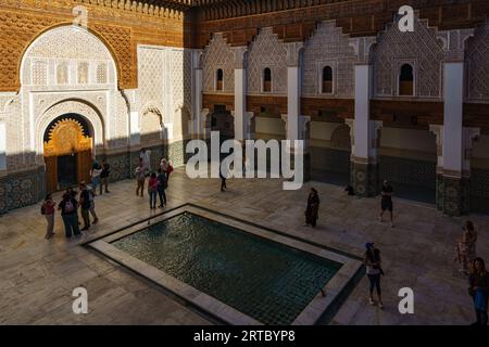 Nordafrika. Marokko. Marrakesch. Touristen in Madrasa Ben Youssef. Die größte und wichtigste Madrasa Marokkos Stockfoto