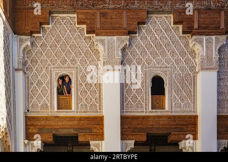 Nordafrika. Marokko. Marrakesch. Touristen an den Fenstern der Medersa Ben Youssef. Die größte und wichtigste Madrasa Marokkos Stockfoto