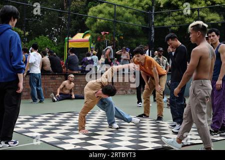 Breakdances wärmen sich auf, während andere sich anschauen, bevor sie auf den Basketballplätzen von Woolloomooloo, Sydney, in Tanzkämpfen gegeneinander antreten Stockfoto