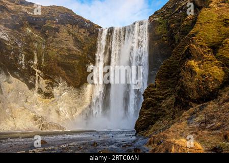 Der 60 Meter lange Skogafoss Wasserfall im Süden Islands Stockfoto