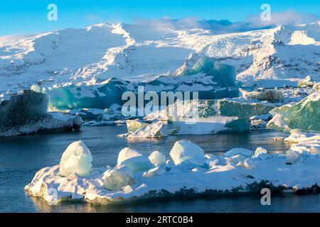 Eisberge, die vom Vatnajokull-Gletscher in der Gletscherlagune abgekalbt wurden Stockfoto