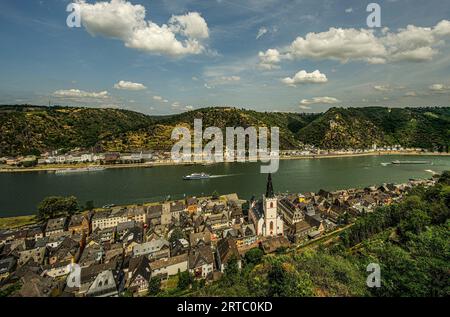 Blick vom Rheinburgenweg auf St. Goar und die Loreley-Stadt St. Goarshausen im Rheintal, Oberes Mittelrheintal, Rheinland-Pfalz, Stockfoto