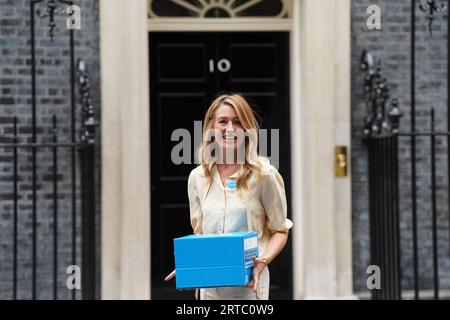 Die britische UNICEF-Botschafterin Cat Deeley reicht eine Petition für eine nationale „Baby- und Kleinkindergarantie“ für Premierminister Rishi Sunak an die 10 Downing Street in London. Bilddatum: Dienstag, 12. September 2023. Stockfoto