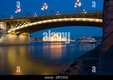 Margaretenbrücke und Parlamentsgebäude, Nachtblick Stockfoto