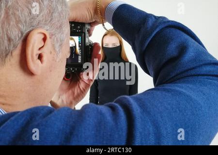 Italien, Mailand, Fotowerkstatt mit Modell Stockfoto