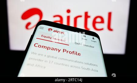 Mobiltelefon mit Webseite des Telekommunikationsunternehmens Bharti Airtel Limited auf dem Bildschirm vor dem Logo. Konzentrieren Sie sich auf die obere linke Ecke des Telefondisplays. Stockfoto