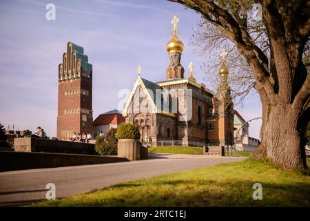 UNESCO-Weltkulturerbe Mathildenhöhe Darmstadt, Studenten sitzen in der Sonne vor dem Hochzeitsturm und der Russisch-orthodoxen Kirche, Artists'39; Kolonie Hessen, Deutschland, Europa Stockfoto