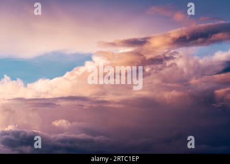 Wunderschöne Wolken über dem Himmel. Hochwertige Fotos Stockfoto