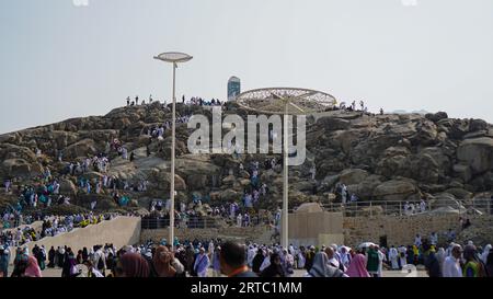 Medina, Saudi-Arabien - 26. August 2023: Menschen versammeln sich auf dem Berg Arafat und unter seinem anderen arabischen Namen Jabal AR-Raḥmah in Medina, Saudi-Arabien Stockfoto