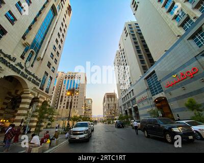 Medina, Saudi-Arabien - 22. August 2023: Hohe Hotelgebäude in der Nähe der Nabawi-Moschee in Medina, Saudi-Arabien Stockfoto