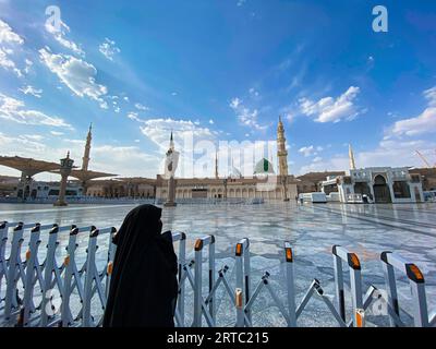 Medina, Saudi-Arabien - 22. August 2023: Pilger stehen vor der Nabawi-Moschee. Baldachin bei Masjid Nabawi in Medina, Saudi-Arabien. Stockfoto