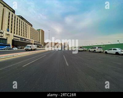 Leere Straße in der Stadt Jeddah in Saudi-Arabien Stockfoto