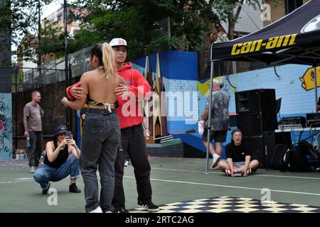 Hip-Hop-Battle des Tanzteams, Breakdance-Auftritte, Mann und Frau in Wettkampfkämpfen auf den Basketballfeldern von Woolloomooloo, Sydney Stockfoto