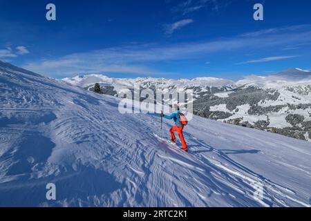 Frau auf Skitour nach Schönbichl, Schönbichl, Gerlos, Zillertaler Alpen, Tirol, Österreich Stockfoto