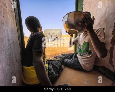 Mauretanien, Adrar, Entkemkemt, Jungs Stockfoto