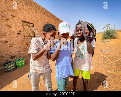 Mauretanien, Adrar, Entkemkemt, Jungs Stockfoto