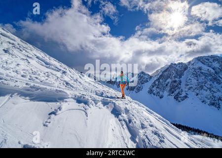 Frau auf Skitour nach Kosiak, Kosiak, Rosental, Karawanken, Kärnten, Österreich Stockfoto