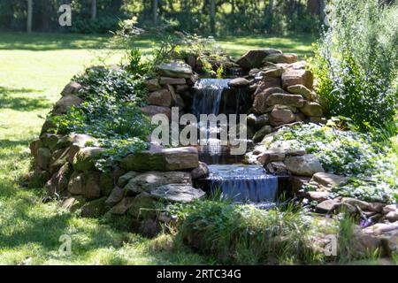 Flusslauf mit Felsen und Wasserfall in Dormagen Stockfoto