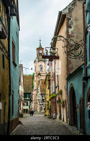 Mittelalterliche bunte Fachwerkhäuser, Riquewihr, Grand Est, Oberrhein, Elsass, Frankreich Stockfoto
