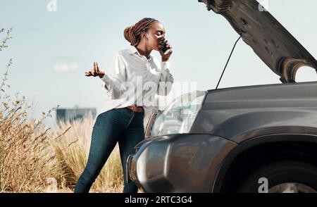Motorhaube, kaputtes Auto und schwarze Frau auf einem Telefonanruf auf der Straße mit Frustration für Motor Problem Notfall. Transport, Reisen und verärgerte Afrikanerin Stockfoto