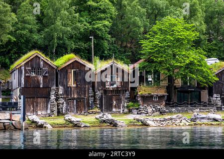 Alte Bootshütten im Geiranger Hafen, UNESCO-Weltkulturerbe, Fjord, Moere und Romsdal Stockfoto