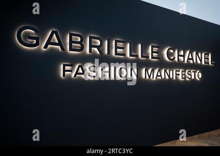 [Embargo bis Mittwoch, 13. September 2023, 00:01 Uhr] London, Vereinigtes Königreich. 12. September 2023. Eintrittsschild bei einer Vorschau von „Gabrielle Chanel. Fashion Manifesto“, die erste große Ausstellung Großbritanniens über die Arbeit des bahnbrechenden französischen Couturiers und Gründers des House of Chanel. Vom 16. September 2023 bis zum 25. Februar 2024 werden im V&A Museum in South Kensington erstmals mehr als 200 Looks sowie Accessoires, Parfums und mehr gesehen. Quelle: Stephen Chung / Alamy Live News Stockfoto