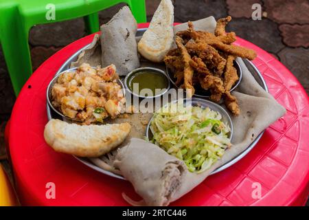 Essen in Äthiopien - Injera Fladenbrot mit frittiertem Fisch Stockfoto