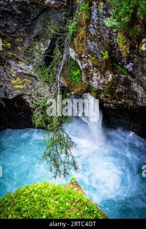 Blick in die Gudbrandsjuvet-Schlucht, die am Valldoela-Fluss, Moere und Romsdal, Norwegen, ausgegraben wurde Stockfoto