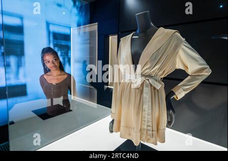 EMBARGO bis 00:01 Uhr am 13. September 2023 (d. h. für den morgigen Druck verfügbar, aber nicht vor diesem Zeitpunkt online). London, Großbritannien. September 2023. Eines der ältesten erhaltenen Kleidungsstücke, eine Mariniere-Bluse, 1916 – Gabrielle Chanel. Fashion Manifesto im V&A.. Die Ausstellung beschäftigt sich mit Chanels Pionieransatz im Modedesign. Guy Bell/Alamy Live News Stockfoto