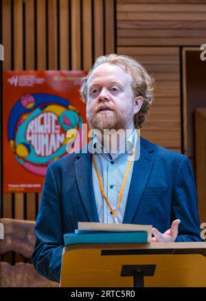 Steve Byrne, Director of Traditional Arts and Culture Scotland (TRACS), hielt eine Rede beim Scottish Storytelling Festival Launch in Edinburgh, Großbritannien Stockfoto