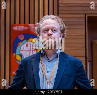 Steve Byrne, Director of Traditional Arts and Culture Scotland (TRACS), hielt eine Rede beim Scottish Storytelling Festival Launch in Edinburgh, Großbritannien Stockfoto