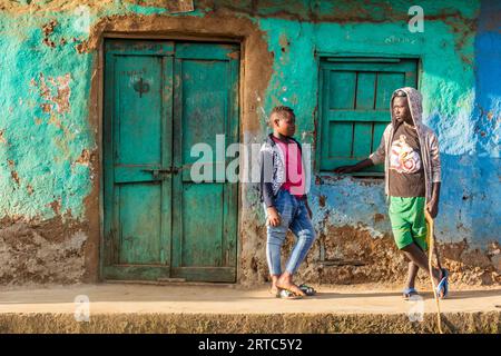 JINKA, ÄTHIOPIEN - 2. FEBRUAR 2020: Zwei Jungen in Jinka, Äthiopien Stockfoto