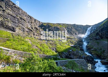 Blick auf die Trollstigen und die Stigfossen, Andalsnaes, Moere und Romsdal, Norwegen Stockfoto