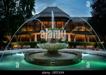 Salzbrunnen vor dem Graduiertenhaus in den königlichen Kurgärten von Bad Reichenhall, Saalachtal, Berchtesgadener Land, Bayern, Deutschland, E Stockfoto