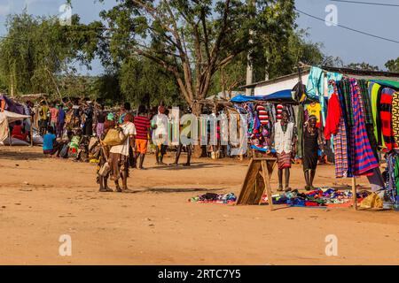 TURMI, ÄTHIOPIEN - 3. FEBRUAR 2020: Blick auf den Hamer-Stammesmarkt in Turmi, Äthiopien Stockfoto