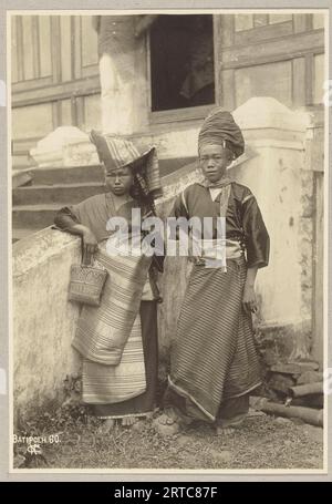 West Sumatra, Indonesien, 1900, Vintage-Archivfoto, Porträt zweier junger Frauen in traditionellem Kostümkleid Minangkabau Stockfoto