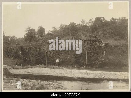 West Sumatra, Indonesien, 1900, Vintage-Archivfoto, Wasserpaddelrad aus Holz in einem Fluss in der Nähe von Sijungjung, Stockfoto