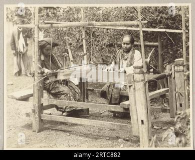 West Sumatra, Indonesien, 1900, Foto aus dem Vintage-Archiv, Minangkabau-Webereien an einem Webstuhl in Sumatra, Stockfoto