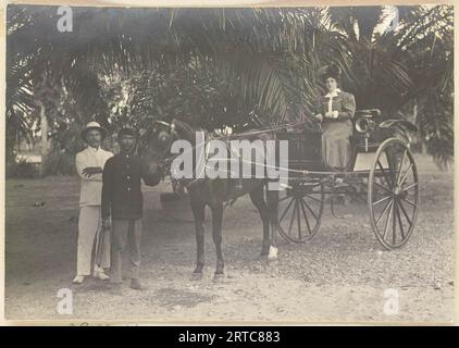 West Sumatra, Indonesien, 1900, Vintage-Archivfoto, Portrait European Woman in Indonesia on Stockfoto