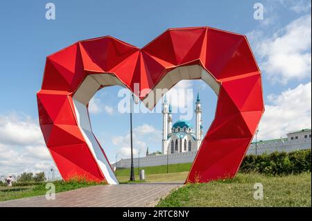 Kasan, Tatarstan, Russland, 1. Juni 2023. Ein Kunstobjekt in der Form von drei Herzen auf dem Millenniumsplatz von Kazan. Stockfoto