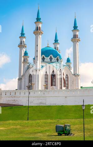 Kasan, Republik Tatarstan, Russland, 1. Juni 2023. Die Hauptattraktion der Stadt Kazan. Kul-Sharif-Moschee am Morgen. Der Traktor mäht den Rasen Stockfoto