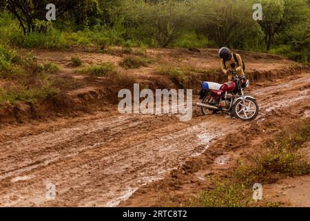 OMO VALLEY, ÄTHIOPIEN - 4. FEBRUAR 2020: Motorrad auf einer matschigen Straße im Omo Valley, Äthiopien Stockfoto