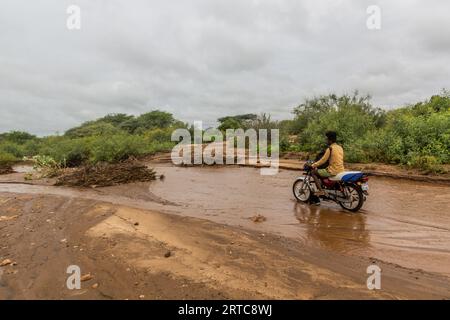 OMO VALLEY, ÄTHIOPIEN - 4. FEBRUAR 2020: Motorrad auf einer matschigen Straße im Omo Valley, Äthiopien Stockfoto