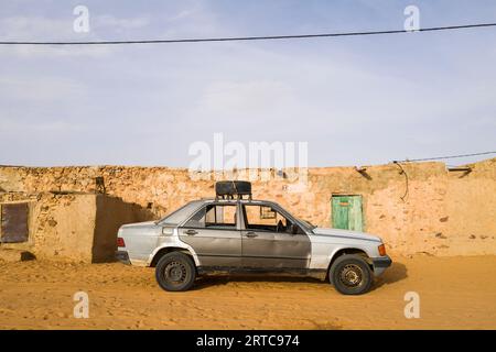 Mauretanien, Adrar, Chinguetti, altes Auto Stockfoto