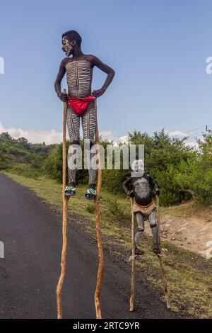 OMO VALLEY, ÄTHIOPIEN - 5. FEBRUAR 2020: Banna-Stammesjungen auf Stelzen, Äthiopien Stockfoto