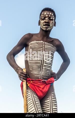 OMO VALLEY, ÄTHIOPIEN - 5. FEBRUAR 2020: Banna Tribe Boy Walking on Stelts, Äthiopien Stockfoto