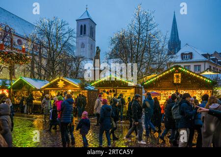 Schneebedeckter Weihnachtsmarkt, Freiburg im Breisgau, Schwarzwald, Baden-Württemberg, Deutschland Stockfoto