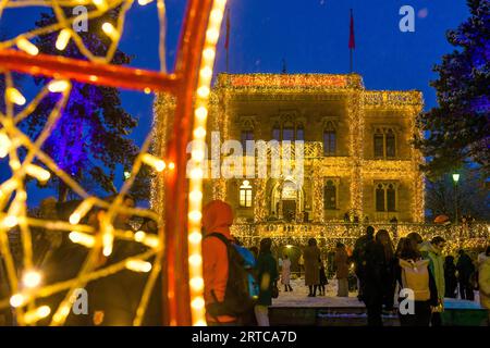 Schneebedeckter Weihnachtsmarkt, Freiburg im Breisgau, Schwarzwald, Baden-Württemberg, Deutschland Stockfoto