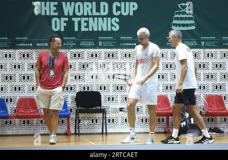 Zagreb, Kroatien. September 2023. Mannschaftskapitän von Kroatien Vedran Martic, Conditional und Strengght Coach Pero Kuterovac und Borna Gojo von Kroatien während des Trainings der Davis Cup Finals Group Stage 2023 in der Arena Gripe Sports Centre am 12. September 2023 in Split, Kroatien. Foto: Sanjin Strucic/PIXSELL Credit: Pixsell/Alamy Live News Stockfoto