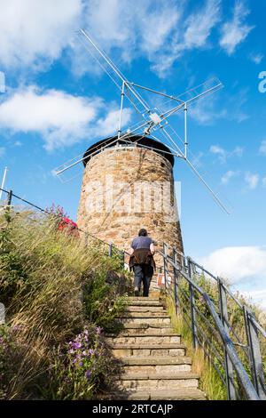 Ein Besucher der Windmühle St. Monan aus dem 18. Jahrhundert. Es wurde ursprünglich verwendet, um Meerwasser in Verdunstungswannen zu heben, um Salz herzustellen. Stockfoto